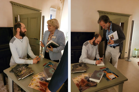 Jean Goldenbaum im Gespräch mit Eva Greipel-Werbeck • Jean Goldenbaum beim Signieren  