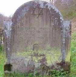Der Grabstein für Regine Judenberg, geb. Bachmann mit den hinzugefügten Namen ihres Mannes Markus und von Carlas Mann Max Pins auf dem jüdischen Friedhof in Fürstenau  