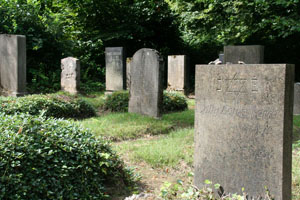 Der Grabstein Sally Löwenhardts auf dem jüdischen Friedhof in Dortmund-Wambel (rechts)  