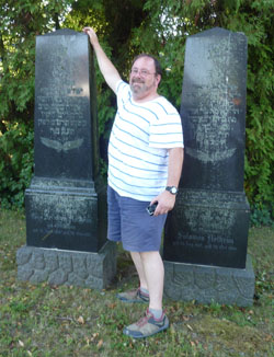 Allan T. Mendels 2013 in Höxter an den Gräbern seiner Ururgroßeltern Salomon und Jettchen Netheim  