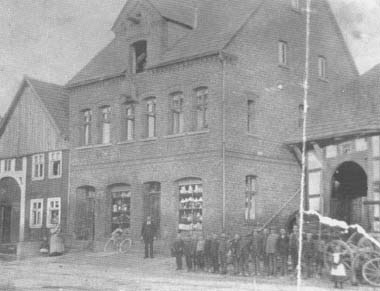 Das Wohn- und Geschäftshaus Bacharach in Vörden (um 1920); links das alte Fachwerkhaus Löwendorf/Bacharach, in dessen Obergeschoss sich der Betraum der Vördener Juden befand  