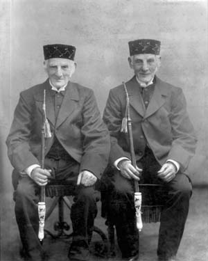 Herz Pins mit einem seiner Brüder, wohl um 1915 (wer ist wer?)  