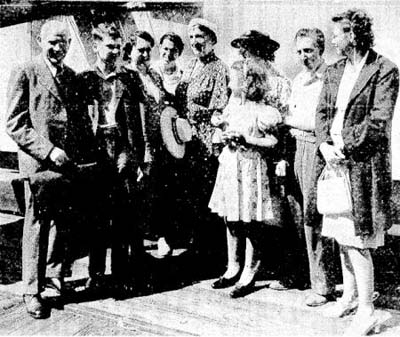 Links Karl Schlesinger mit Sohn Ernst und Ehefrau Katharina sowie anderen Flüchtlingen nach der Ankunft in Seattle, <i>“The Seattle Sunday Times”,</i> 4.8.1940  