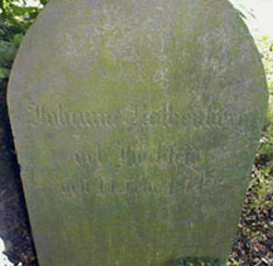 Der Grabstein von Johanne Rothenberg geb. Hochfeld auf dem jüdischen Friedhof in Mackensen  