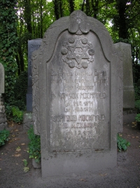 Das Grab von Dr. Samson und Gertrud Hochfeld in der Ehrenreihe des jüdischen Friedhofs in Berlin-Weißensee  