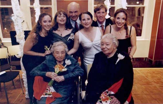 Irmgard Horn (sitzend links) und ihre Familie 2004 bei der Hochzeit der Enkelin Juli  