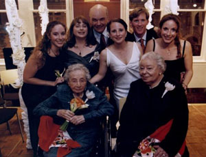 Irmgard Horn (sitzend, links) 2004 bei der Hochzeit der Enkelin Juli  