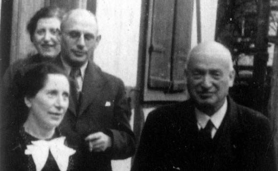 Im Elternhaus in Bredenborn: Dr. Kleinstraß (mit Brille) hinter Schwester und Schwager  