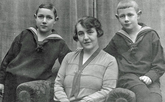 Rudy Pins (rechts) mit seiner Mutter und seinem Bruder Otto (Jacob) um 1930.  