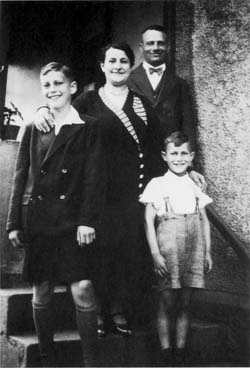 Bernhard Judenberg mit seiner Frau Thekla und den Söhnen Werner und Horst  