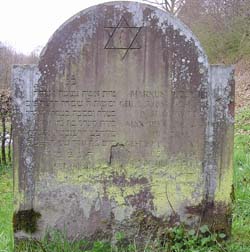 Der Grabstein für Regina Judenberg, heute zugleich Gedenkstein für ihren Mann Markus, die Nichte Karla und ihren Mann Max Pins  