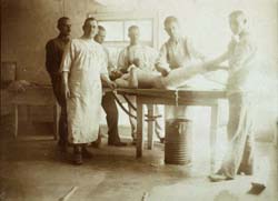 Kurt Eichwald (2. v. rechts) im Juli 1917 als Arzt im Operationssaal eines Feldlazaretts © JMB Inv.-Nr.: 2009/115/33  