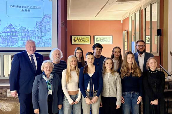 KWG-Schüler erinnern an Pogromnacht. Bürgermeister Hartmann, Eva Greipel-Werbeck, Fritz Ostkämper (links), Christoph Heger (rechts) mit der Schülergruppe  