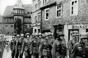 Die Wehrmacht 1935 in der Weserstraße, wo Adolf Lewertoff in dem von seiner verstorbenen Frau Philippine geb. Bernstein geerbten weißen Haus gegenüber dem Rathaus wohnte Die Wehrmacht 1935 in der Weserstraße, wo Adolf Lewertoff in dem von seiner verstorbenen Frau Philippine geb. Bernstein geerbten weißen Haus gegenüber dem Rathaus wohnte
