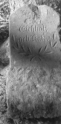 Der Grabstein für Edel Eichholz geb. Katz verw. Frohsinn, heute außerhalb des Friedhofs in Ovenhausen  