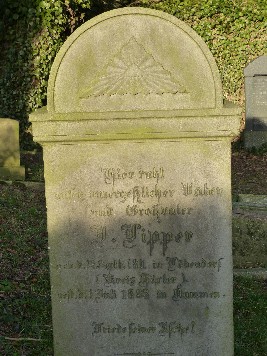 Der Grabstein des in Löwendorf geborenen J[uda] Lipper auf dem jüdischen Friedhof in Hausberge  