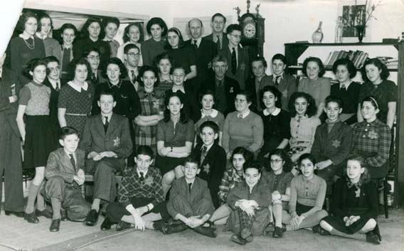 Walter Emanuel (hinten, 3. v.r.) 1942 auf einem Foto der Schüler des Joods Montessori Lyceum in Amsterdam; hinten links seine Tochter Mirjam, links auf einem Stuhl sitzend der Sohn Han  