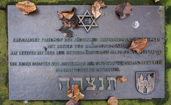 Die Gedenktafel auf dem ehemaligen jüdischen Friedhof in Ottbergen (Foto: Bordfeld).  