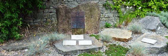 Die Gedenkstätte mit den Namenstafeln der Ermordeten  