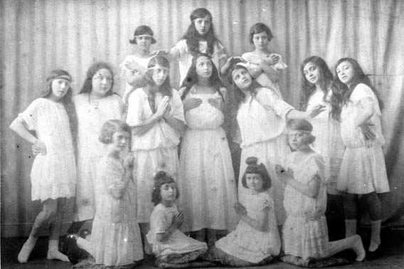 Erna Pins (mittl. Reihe, 3. von links) um 1922 bei der Aufführung eines „Lebenden Bildes“ in Herne  
