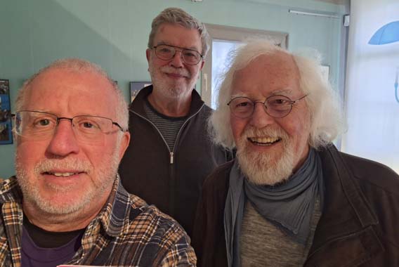 Rich Leschen (Neuseeland) aus der  Familie Bierhoff, Klaus Jürgens (Archivar der Stadt Borgentreich) und Fritz Ostkämper beim Besuch am 31.10.2025  