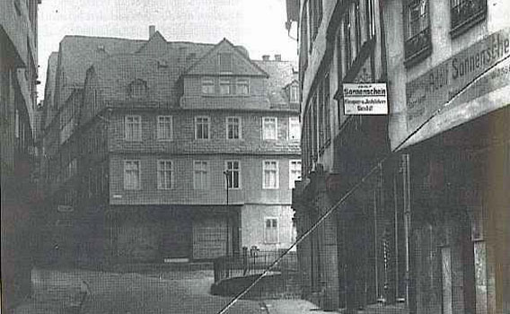 Das Wohn- und Geschäftshaus Eichelberg Nachf. (Rosenberg) in Marburg, Barfüßerstraße 50 — © Händler-Lachmann/Thomas Werther  