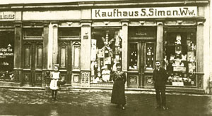 Sara Simon (Mitte) und der Sohn Arthur (rechts) vor dem Geschäft in Sondershausen  