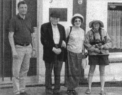 Ortsausschussvorsitzender Elmar Düker mit Ernst Schlesinger und dessen Frau und Tochter vor dem ehemaligen Haus Schlesinger in Albaxen, <i>OWZ</i> 14.6.2003  