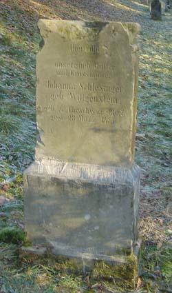 Der Grabstein für Johanne Schlesinger auf dem jüdischen Friedhof in Fürstenau, wo die Albaxer Juden ihre Toten bestatteten  
