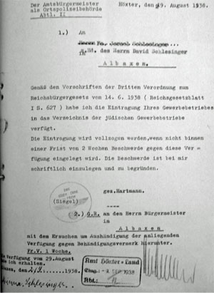 Eintragung des Geschäfts von David Schlesinger in Albaxen als „jüdischer Gewerbetrieb“. StA HX, D-Hx-Land 034 018, 9.8.1938 Eintragung des Geschäfts von David Schlesinger in Albaxen als „jüdischer Gewerbetrieb“. StA HX, D-Hx-Land 034 018, 9.8.1938