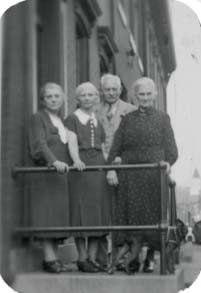 Sol Lowendorf mit seinen Schwestern Lena, Sophie und Rosa in den USA  