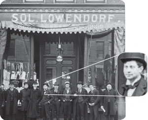 Sol Lowendorf mit Angestellten und Nachbarn vor dem Geschäft in Niles Anfang des 20. Jahrhunderts  