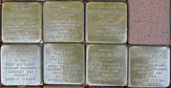 Die sieben Stolpersteine für die Familie Blumenthal in Castrop-Rauxel, darunter für die Ehefrau Sophie, geb. Dillenberg  