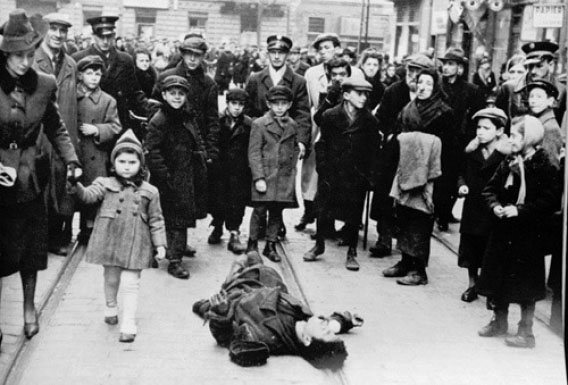 Straßenszene mit einem Toten im Warschauer Ghetto  