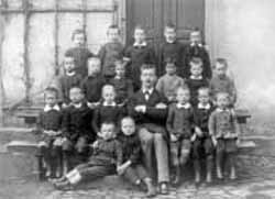 Klassenfoto der Vorschule 1885 mit Bruno Eppstein (nicht identifizierbar)  