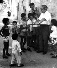 Umringt von Kindern auf der Straße: Jacob Pins Anfang der 1980er Jahre beim Entwurf von Skizzen