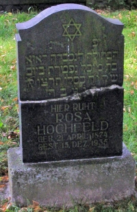 Der 1944 zerschlagene Grabstein für Rosa Hochfeld  