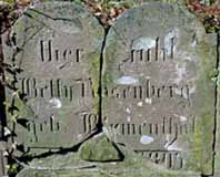 Der zerstörte Grabstein von Betty Rosenberg, verw. Betty Steinberg, geb. Blumenthal auf dem Friedhof in Höxter  