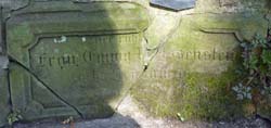 Der zerschlagene Grabstein von Emma Weißenstein auf dem jüdischen Friedhof  