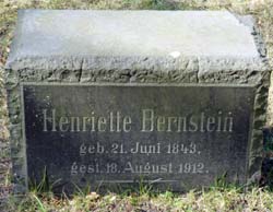 Der in den Boden versenkte Grabstein von Henriette Bernstein  