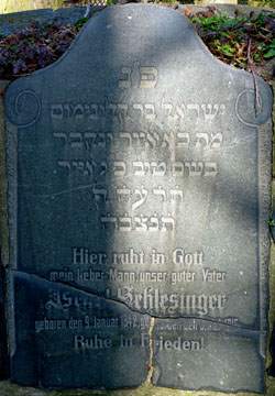 Der Grabstein von Israel Schlesinger, heute eingefügt im Ehrenmal auf dem jüdischen Friedhof in Höxter (das Grabmal seiner Frau ist nicht erhalten)  