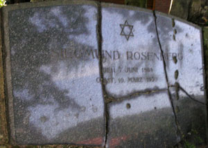 Der zerschlagene Grabstein für Siegmund Rosenberg im Ehrenmal des jüdischen Friedhofs  