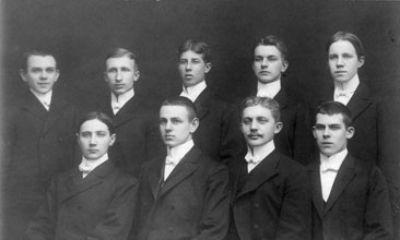 Max Netheim (vorn links) 1907 beim Abitur   