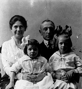 Hermann Netheim with his family in 1920  