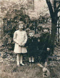 Inge Bachmann (rechts) mit ihren Spielkameraden Kläre und Helmut Löwenstein um 1935  