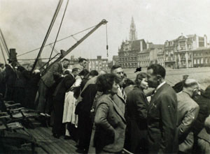 Fritz Eichwald (mitten, mit Schlips) im Juni 1939 bei der Landung in Antwerpen (© jmb-img-396370)  