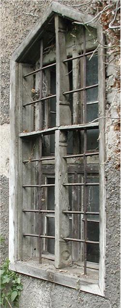 Fenster von 1585 in der Südwand des Steinhauses    