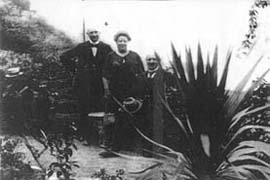 Emil Frankenberg (links) etwa in der ersten Hälfte der 1920er Jahre bei einem Besuch  in Alkmaar, Holland, mit seinem Bruder Louis und dessen Frau Cilla  
