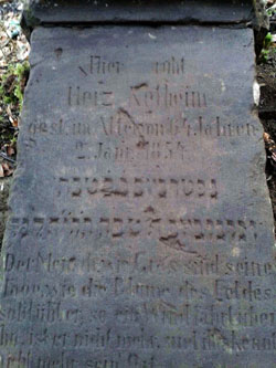 The tombstone of Herz Netheim (1790-1854) in the cemetery at Ottbergen (Photo: Lödige)  