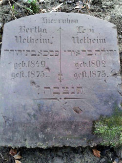 Der Grabstein für Levi Netheim (1802/04–1875) und seine Tochter Bertha (1849/50–1875) in Ottbergen (Foto: Lödige)  